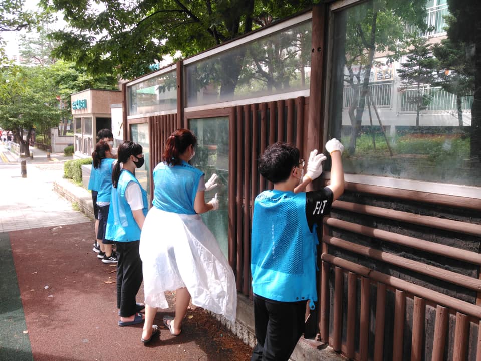 200808 자이아파트행복마을가족봉사단벽화밑작업 (4).jpg