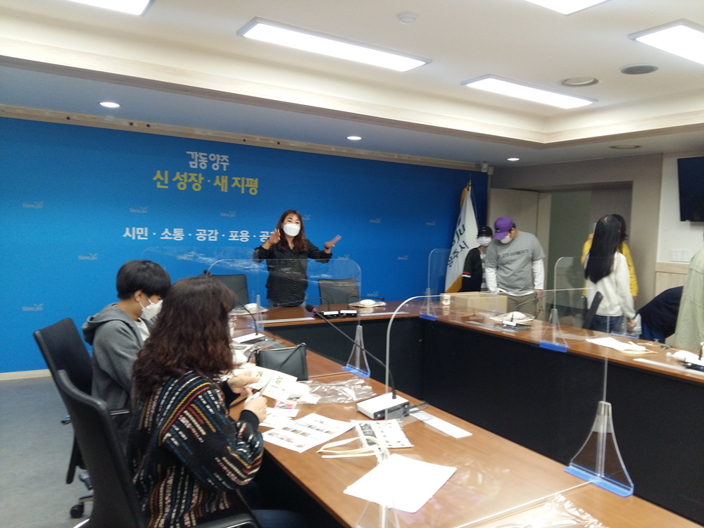 201024 아름드리가족봉사단점자촉각윷놀이제작 (2).jpg