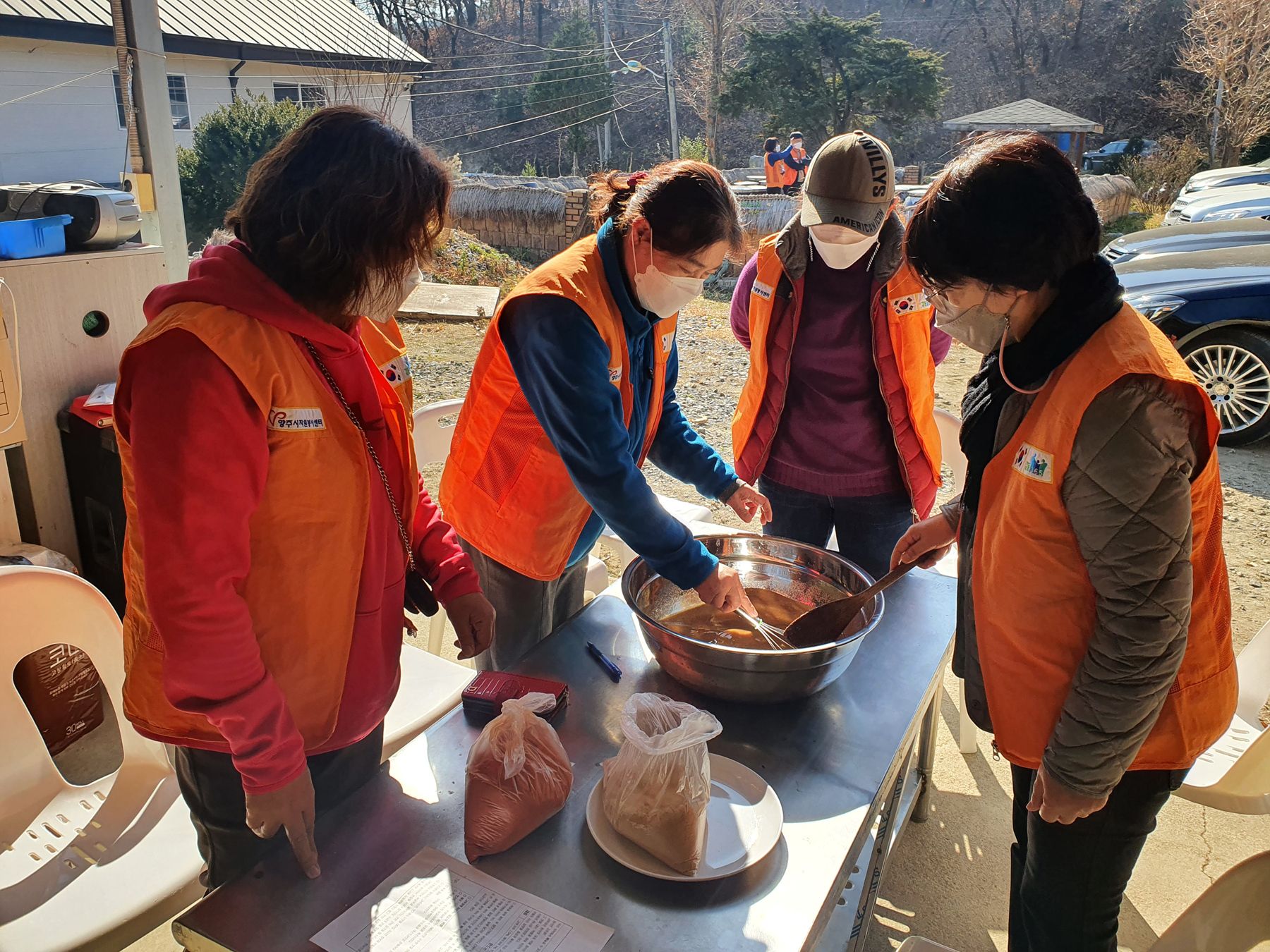 201111 희망나눔터힐링캠프-고추장담그기 (2).jpg