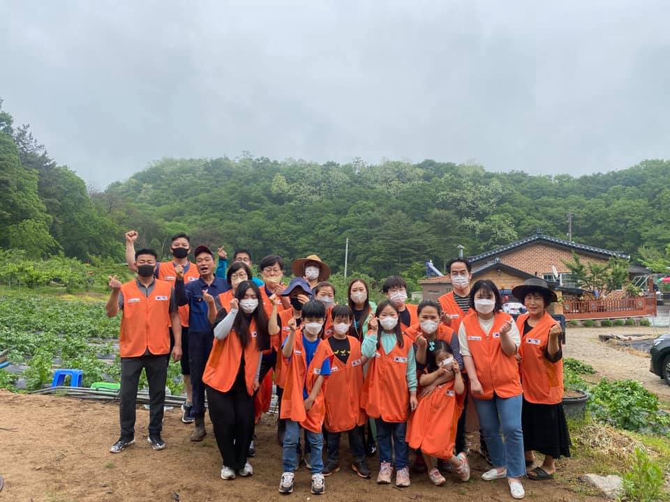 210515 가족봉사단연합고구마심기 (2).jpg