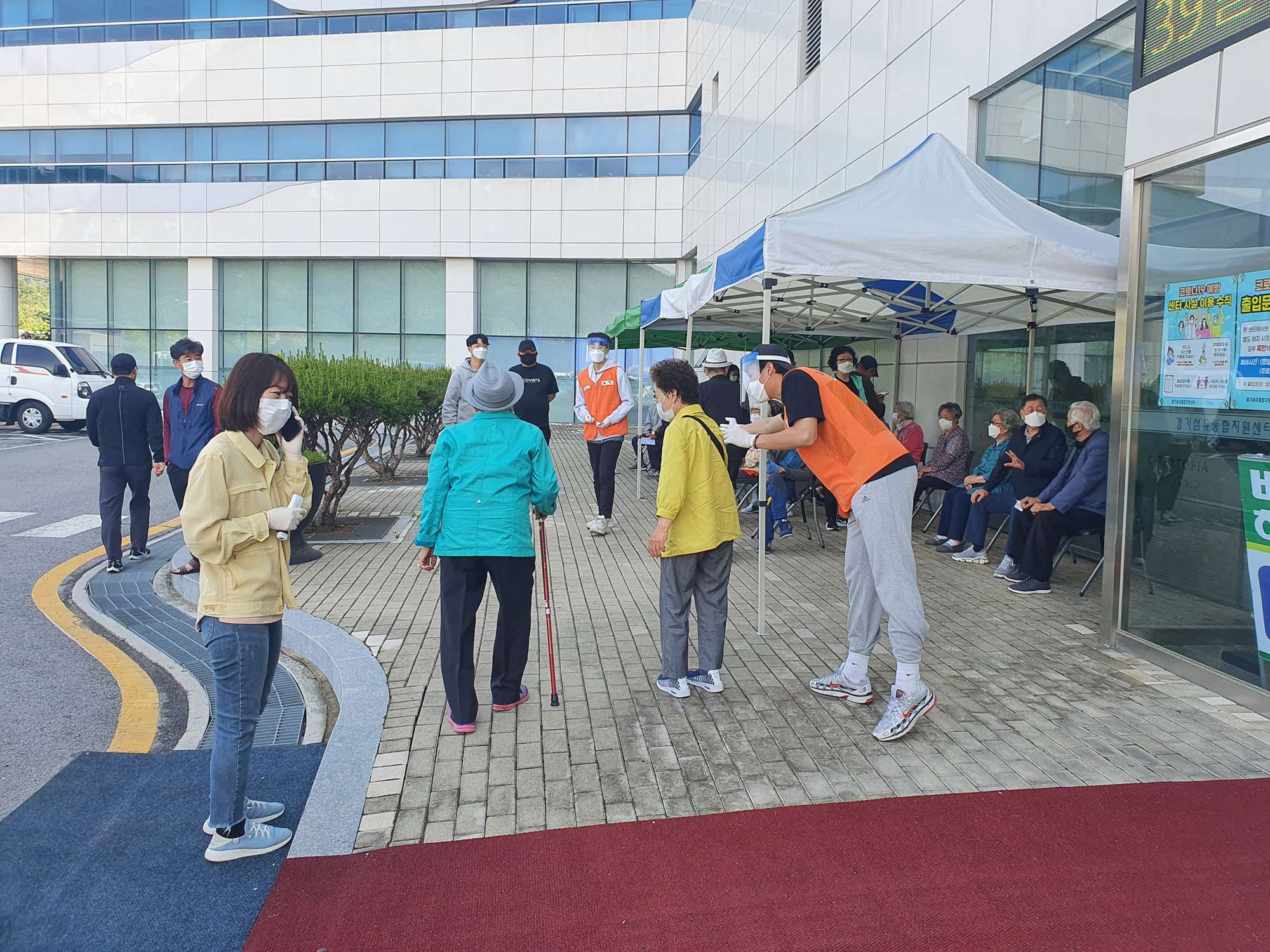 210529 코로나19예방접종센터봉사자연계 (2).jpg