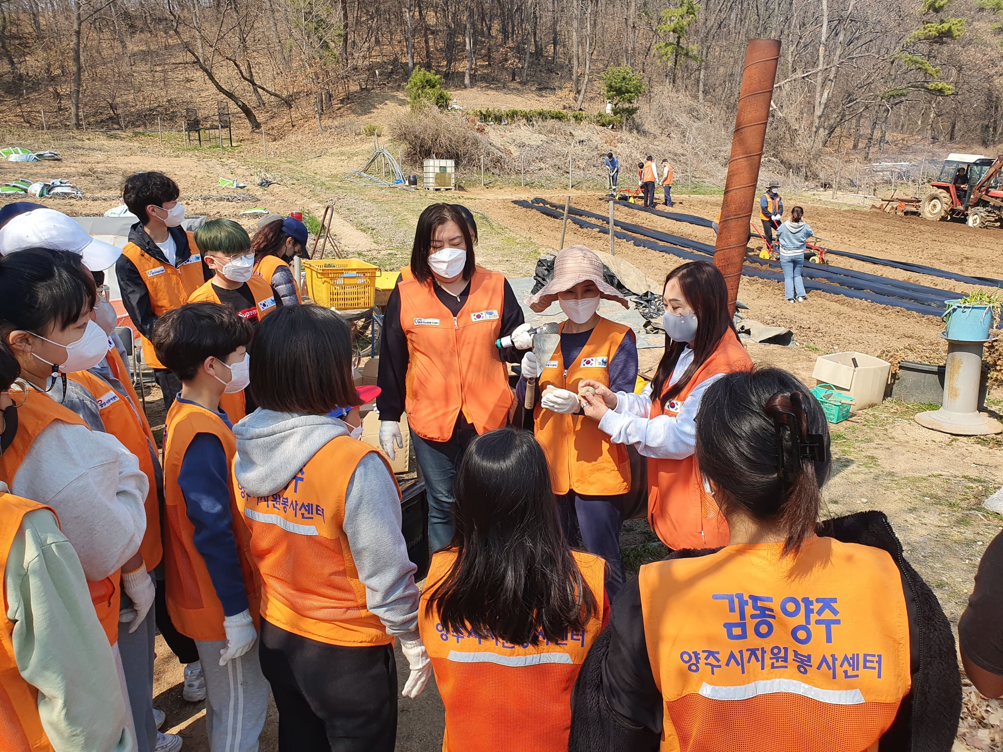 220402 가족봉사단연합감자심기 (6).jpg