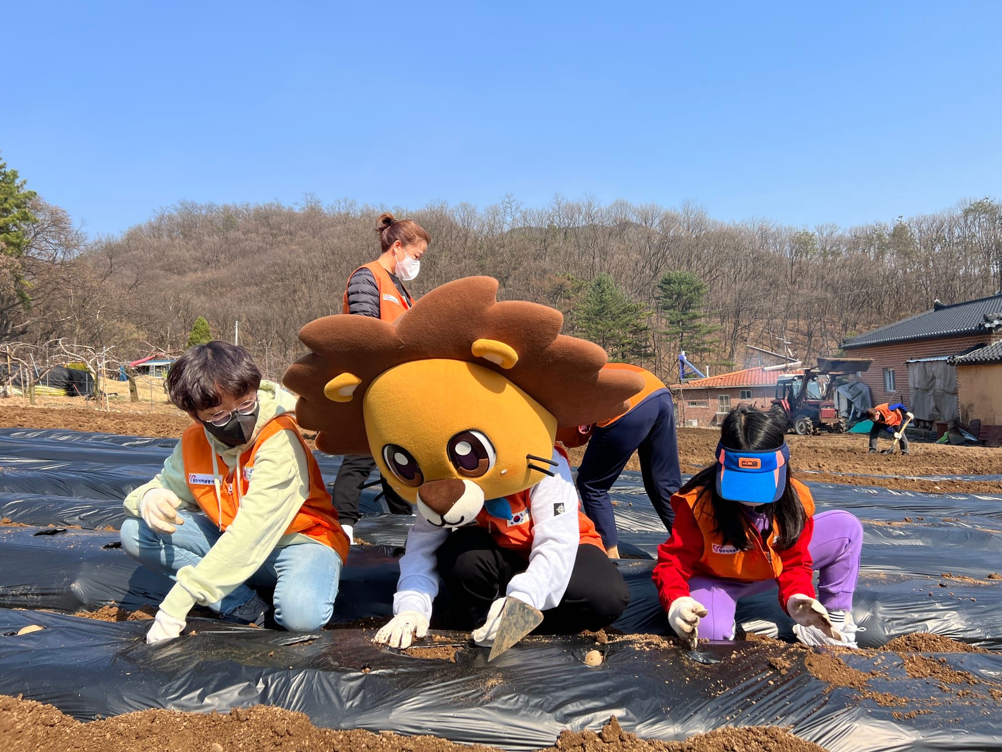 220402 가족봉사단연합감자심기 (8).jpg