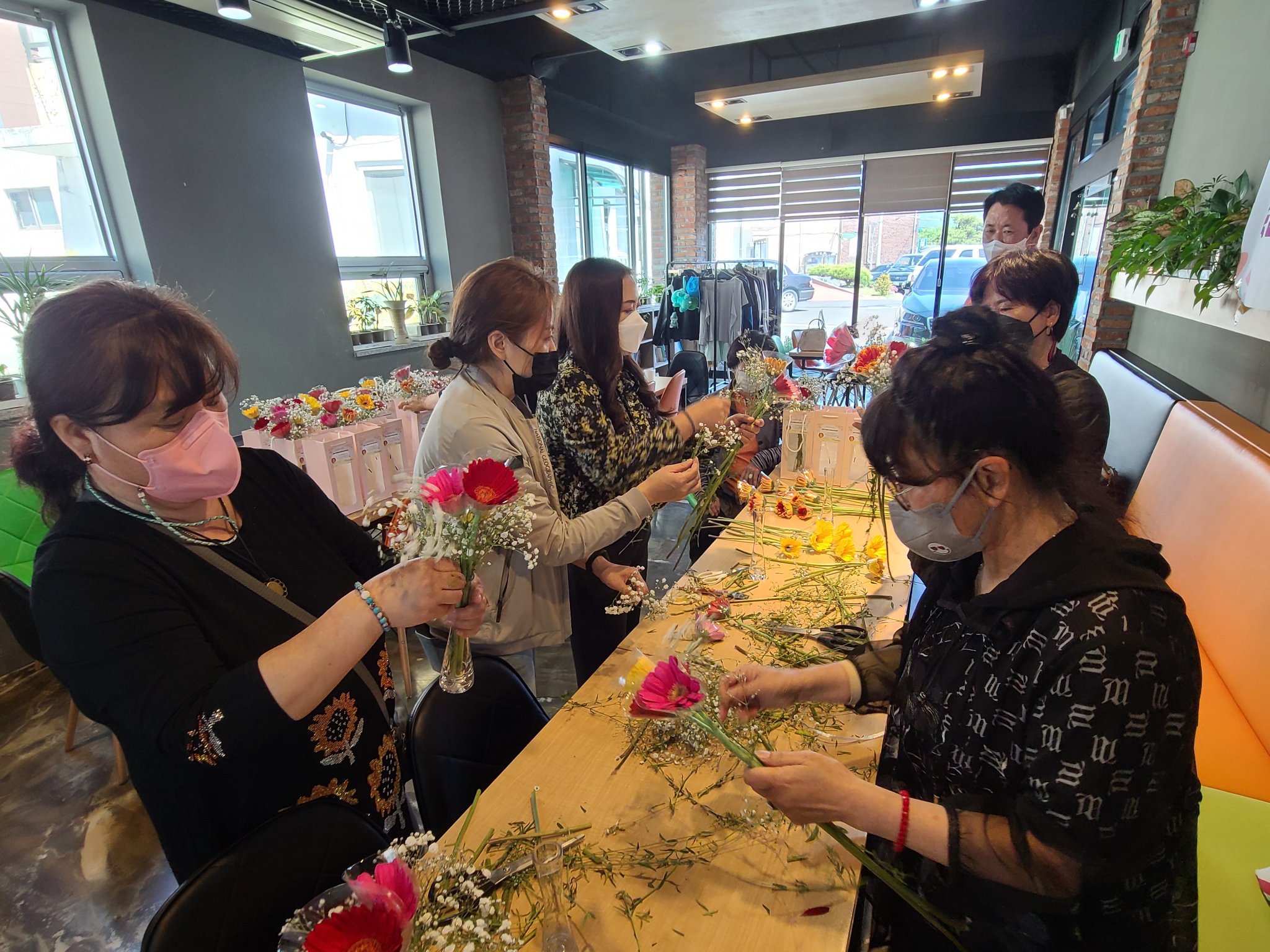 220509 희망나눔터간담회및꽃향기화병나눔(1권역) (4).jpg