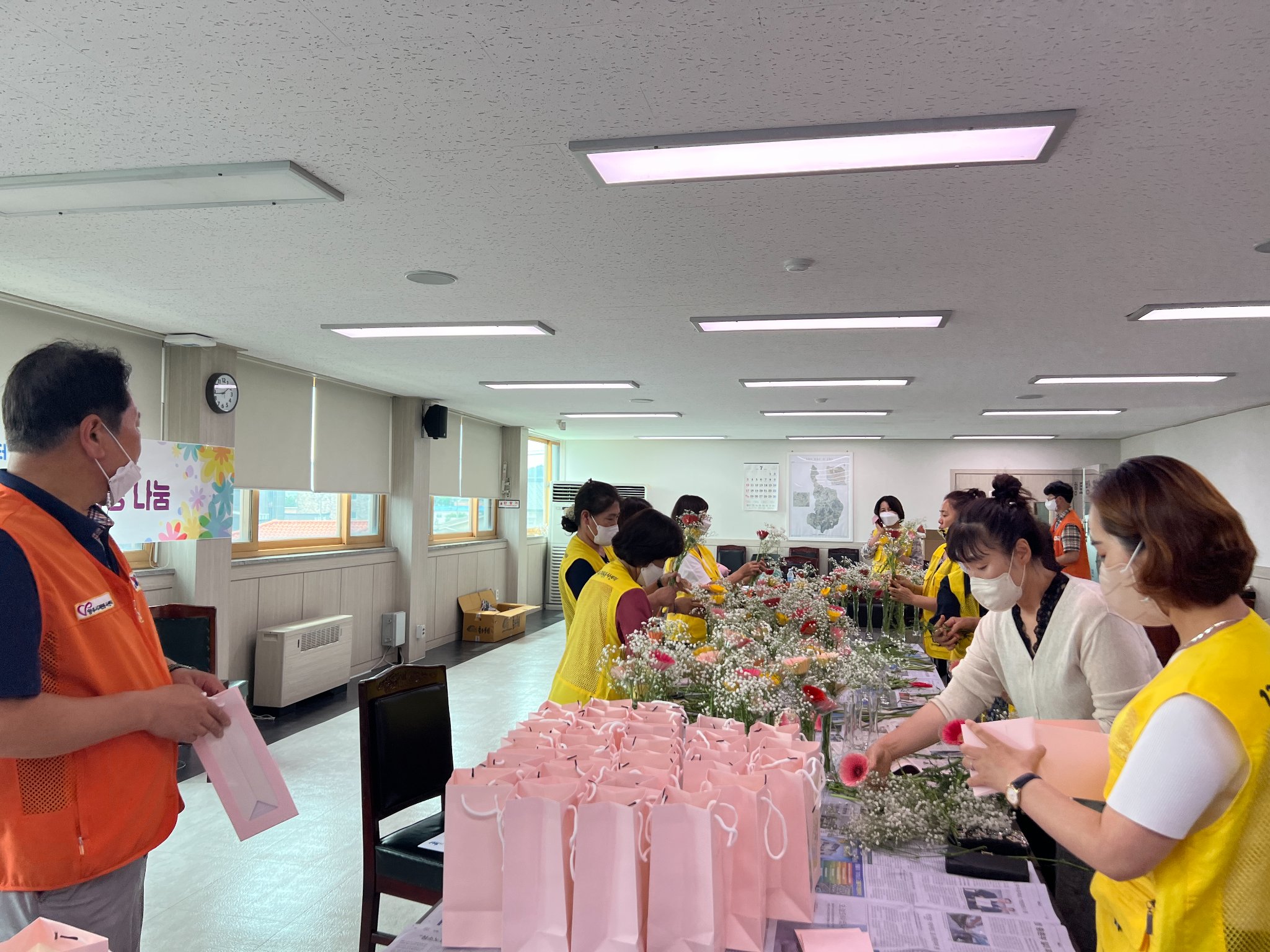 220706 희망나눔터꽃화병나눔-2권역 (7).jpg