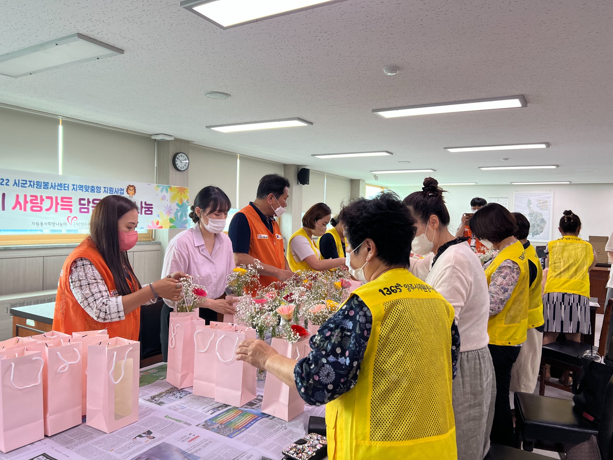 220706 희망나눔터꽃화병나눔-2권역 (8).jpg
