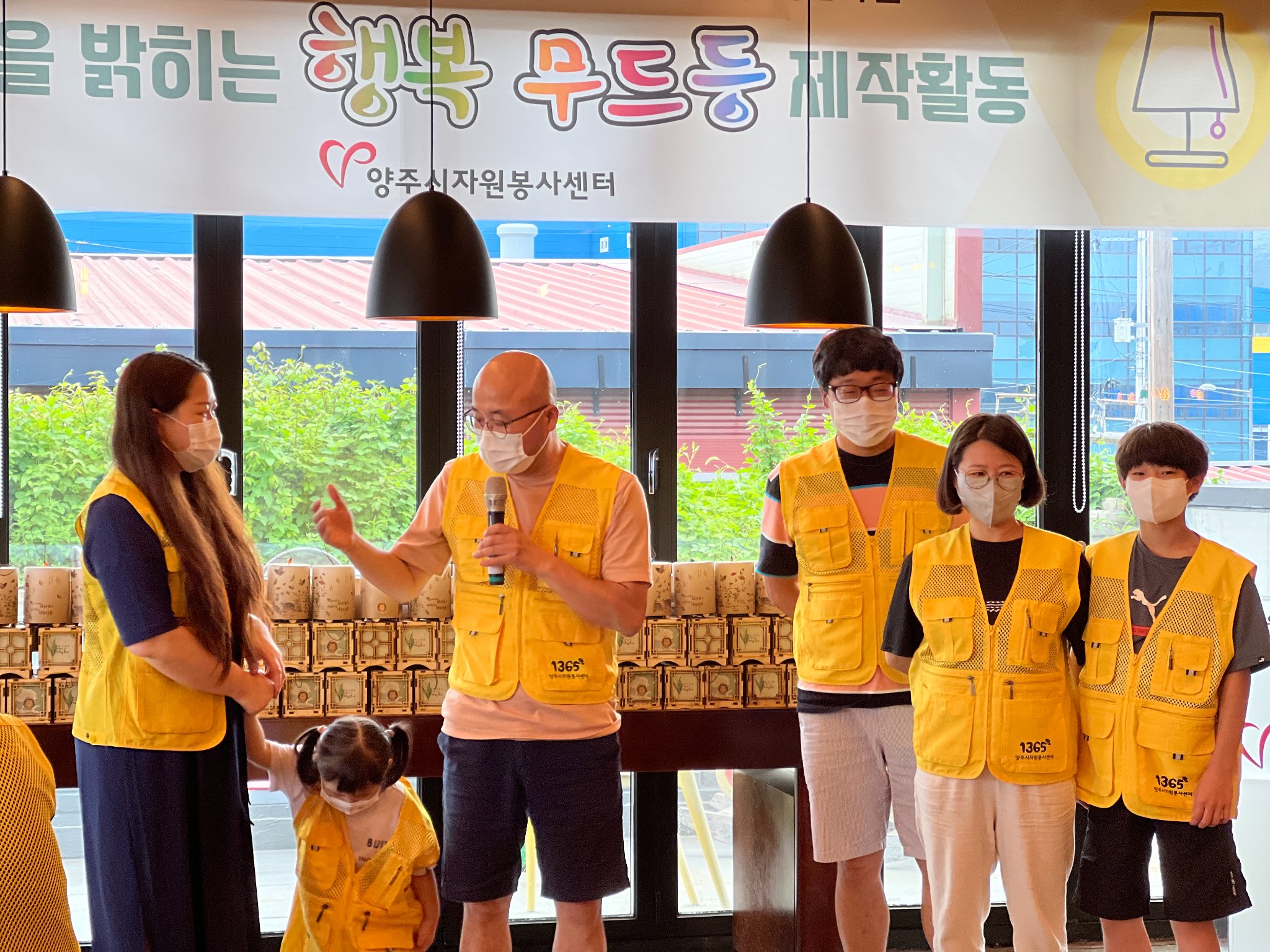 220716 가족봉사단무드등만들기 (17).jpg