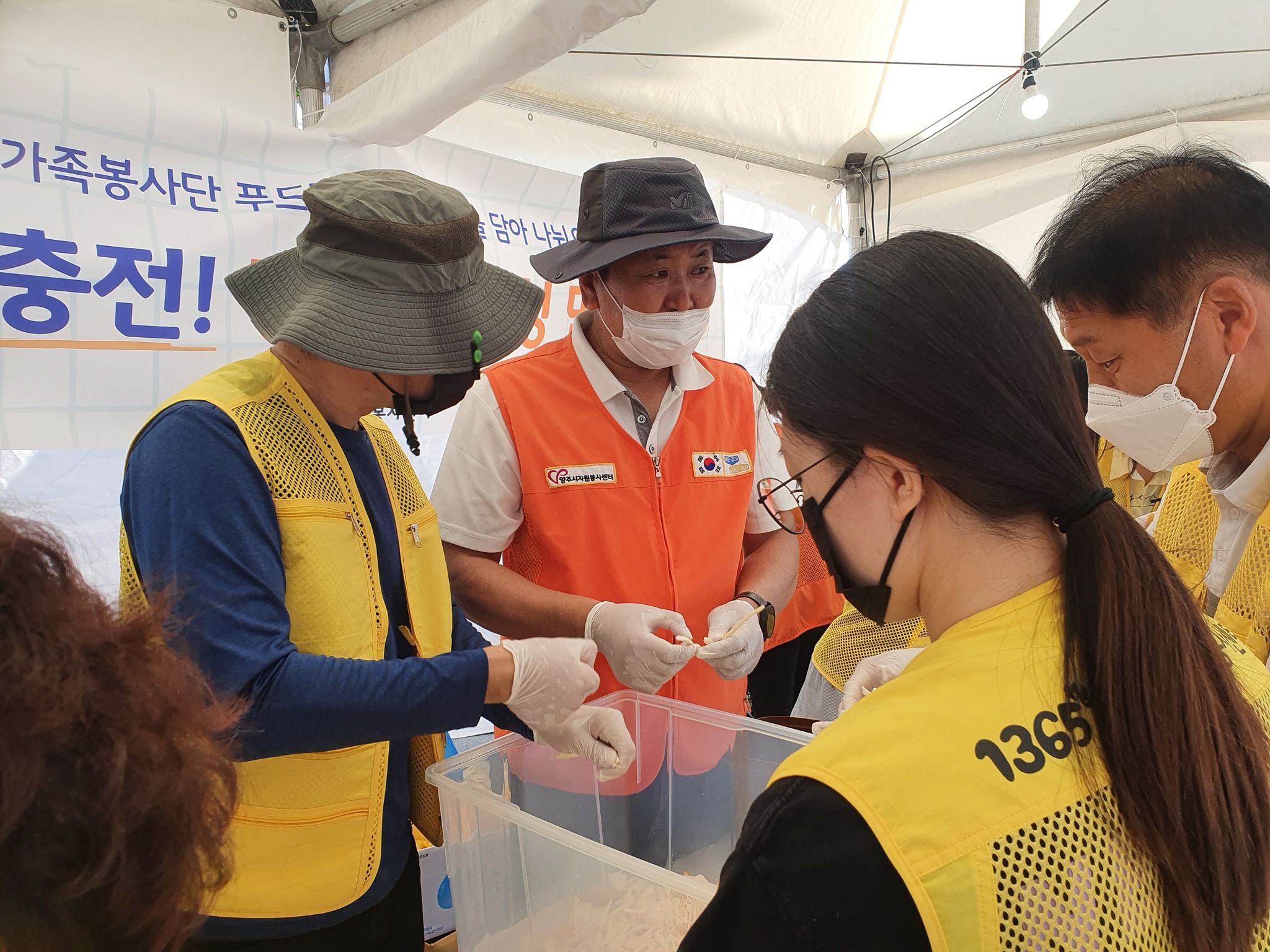 220925 가족봉사단연합-과일청담그기 (1).jpg
