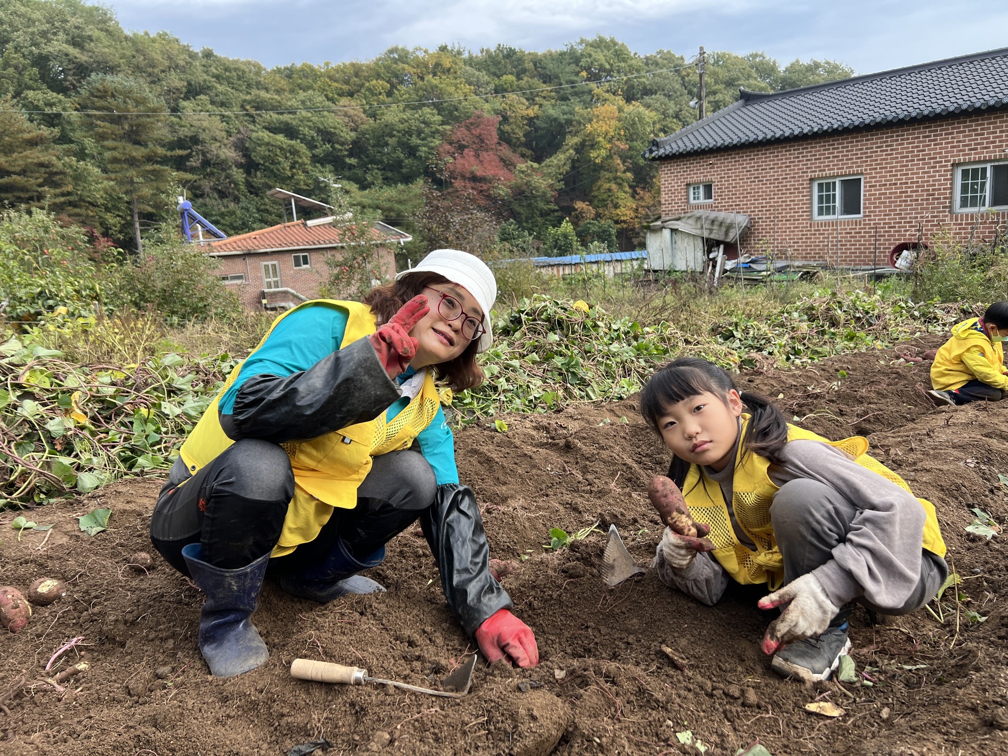 221016 가족봉사단연합사랑나눔고구마수확 (7).jpg