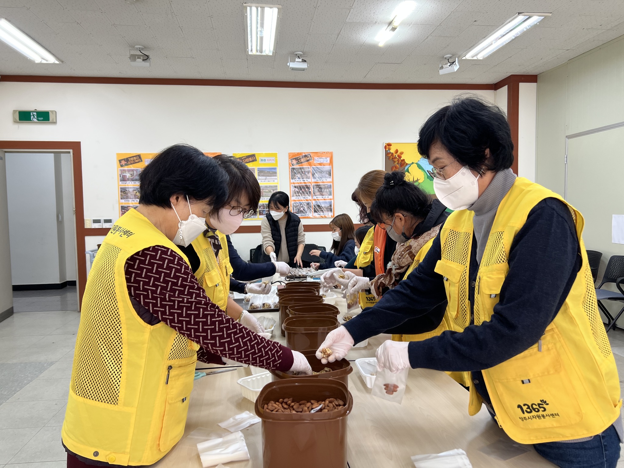 221024 희망나눔터하루견과만들기 (5).jpg