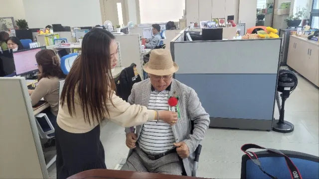 BandiView_BandiView_230429 향기나리가족봉사단사랑의카네이션 (3).jpg
