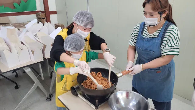 BandiView_BandiView_231009 가족봉사단연합-영양강정만들기 (5).jpg