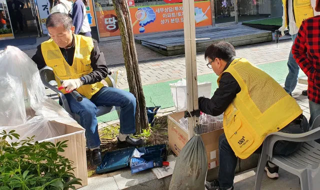 BandiView_BandiView_231021 홍보데이-아띠나눔마당 용기내 안녕댕댕 (2).jpg