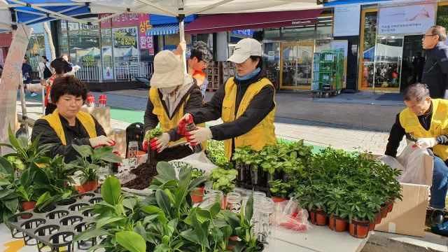 BandiView_BandiView_231021 홍보데이-아띠나눔마당 용기내 안녕댕댕 (1).jpg