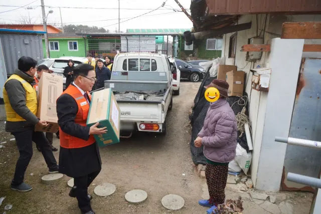BandiView_BandiView_241216 사랑의온업 방한용품전달식 (10).jpg