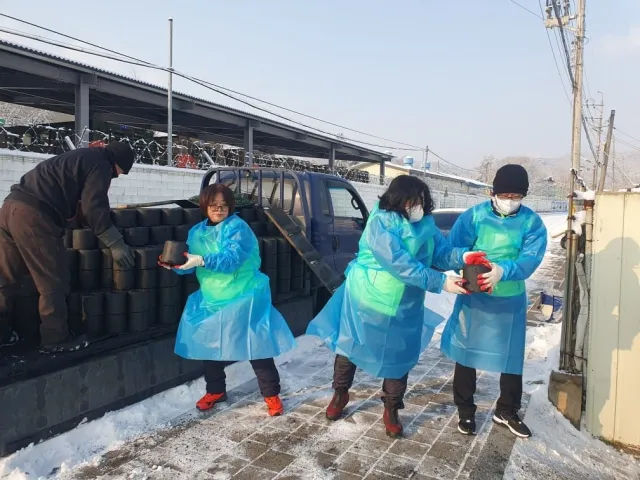 BandiView_BandiView_241221 남면그루터기봉사회 연탄나눔활동 (12).jpg